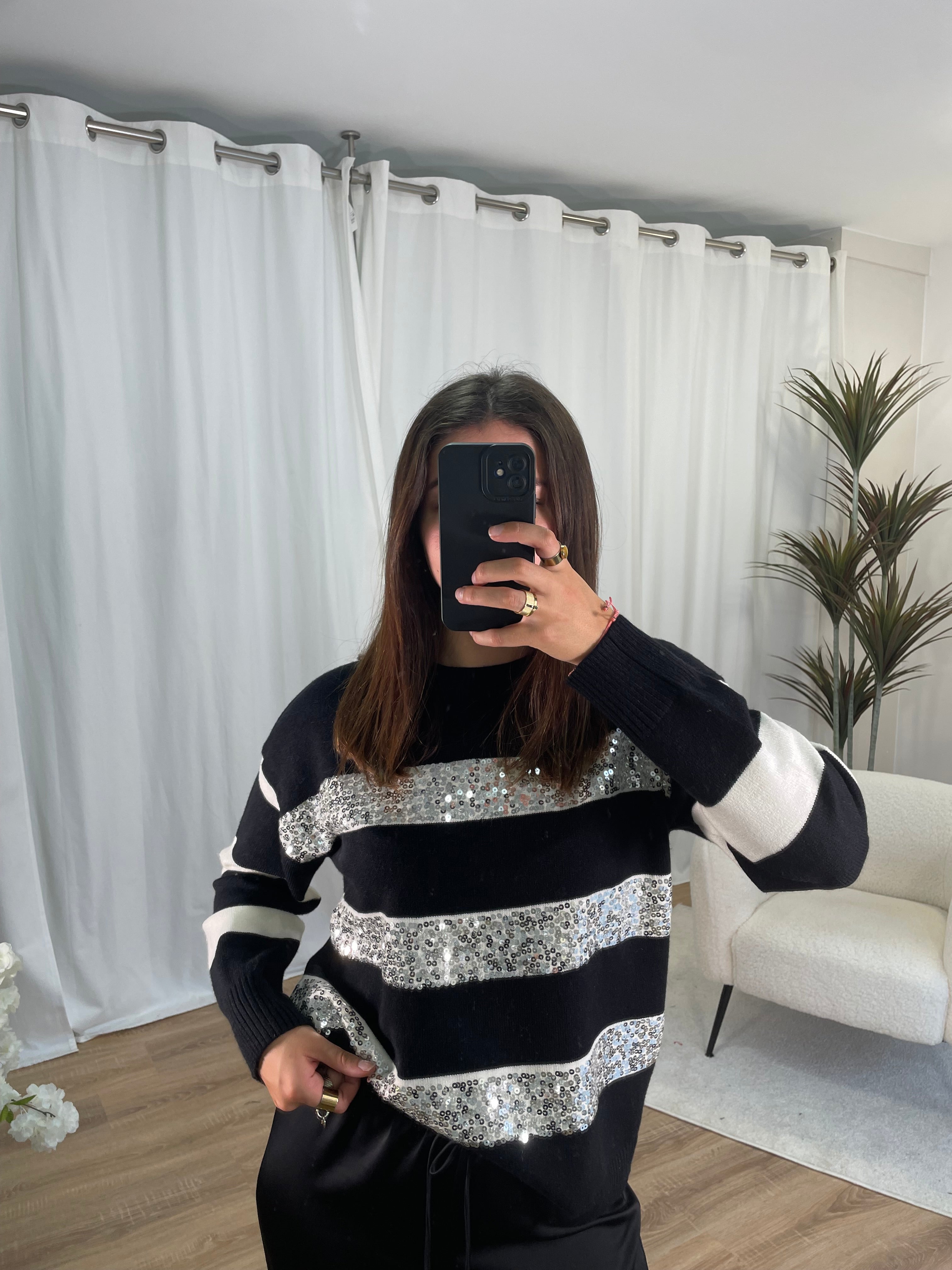 Pull noir à sequins